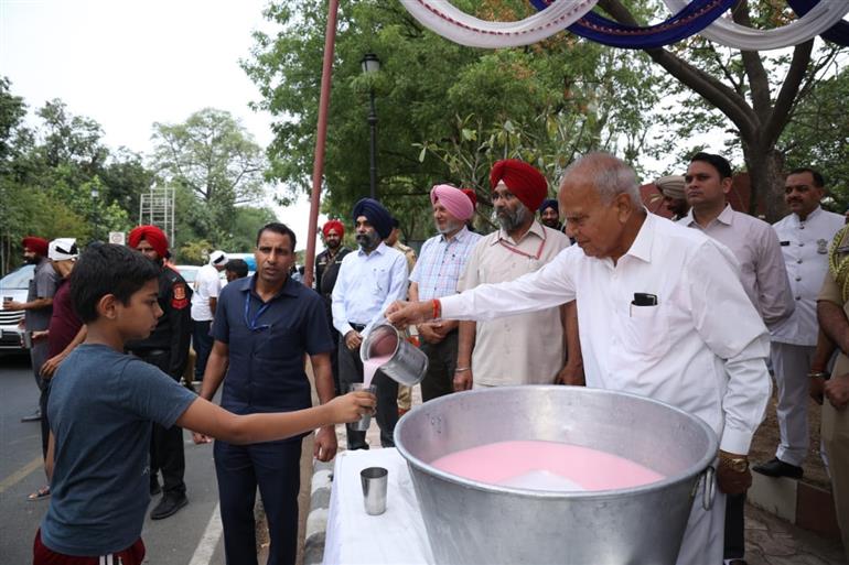 पंजाब के राज्यपाल और प्रशासक यूटी चंडीगढ़ ने राहगीरों को मीठा दूध परोसा