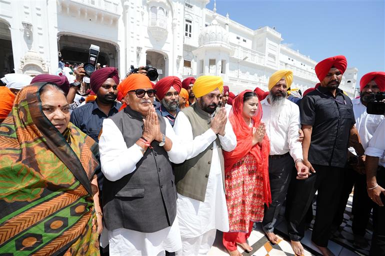 पंजाब के मुख्यमंत्री और पंजाब के राज्यपाल ने सचखंड श्री दरबार साहिब में मत्था टेका