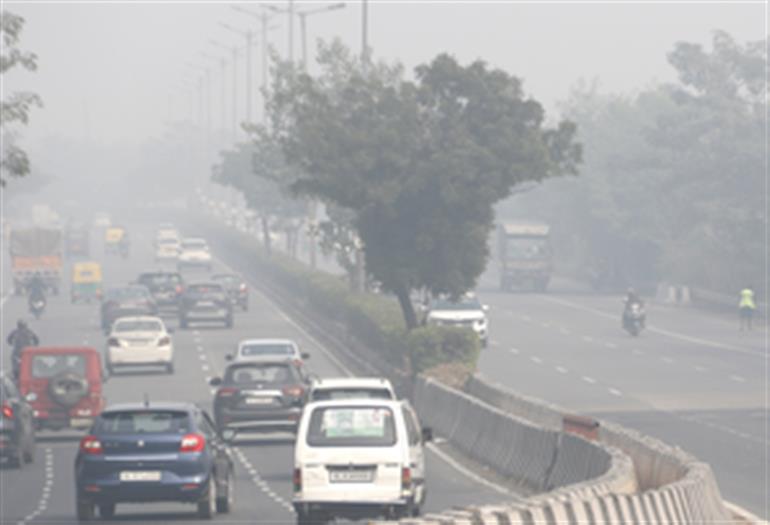 स्मॉग की चादर में लिपटा दिल्ली-NCR, AQI 'गंभीर' श्रेणी में बना हुआ है