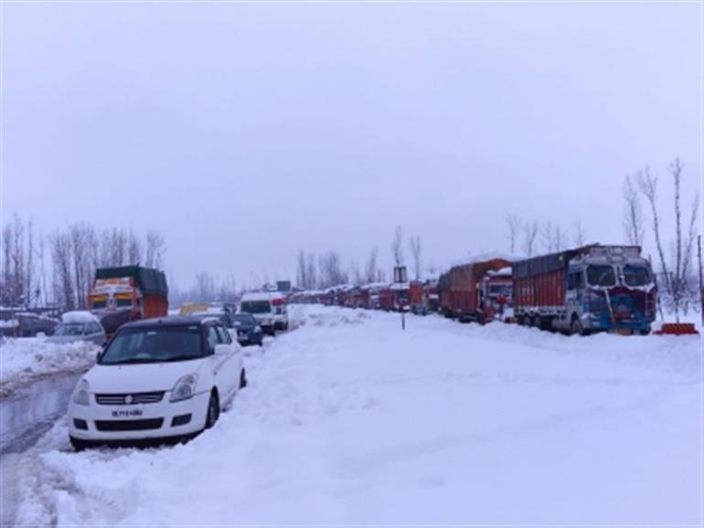 Heavy snowfall disrupts life in Valley, hundreds stranded on Jammu-Srinagar highway