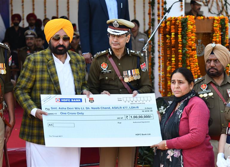 CM HANDS OVER CHEQUES OF FINANCIAL ASSISTANCE WORTH RS 1 CRORE (EACH) TO FAMILY OF FIVE COPS