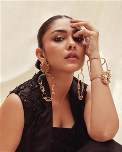 Mrunal is happy to see 'quintessential love stories' coming back on big screen