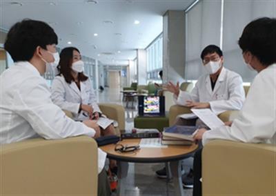 S. Korea medical crisis: New head of doctors' association vows war