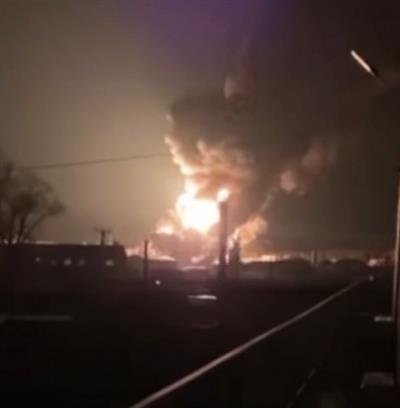 यूक्रेनी ड्रोन दुर्घटना में रूस में तेल रिफाइनरी में आग लग गई