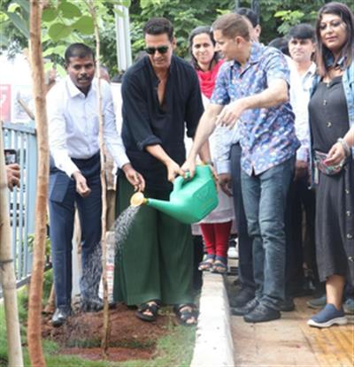 अक्षय कुमार अपने माता-पिता के सम्मान में मुंबई के वृक्षारोपण अभियान में शामिल हुए