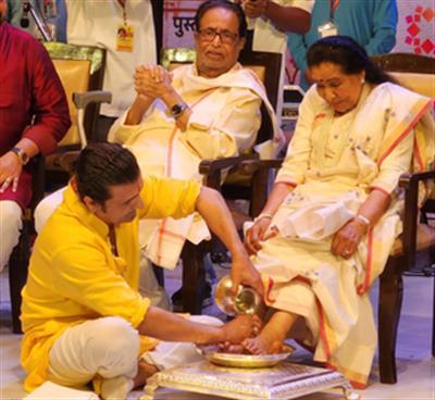 Sonu Nigam washes Asha Bhosle's feet with rose water at book launch event