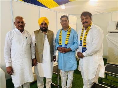 Chief Minister Bhagwant Mann welcomed Raj Kumar Kalsi into the party