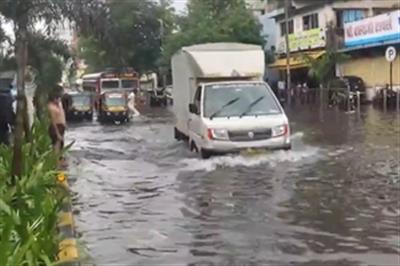 भारी बारिश से मुंबई रुकी, सड़क और रेल यातायात प्रभावित, स्कूल बंद