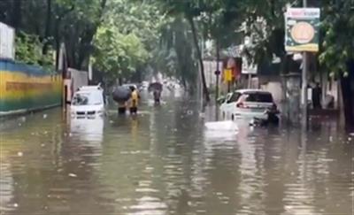 Downpour, high tide forces all educational institutions to shut in Mumbai, Raigad