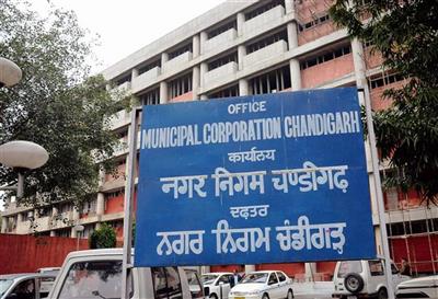 As soon as the meeting of Chandigarh Municipal Corporation started, there was commotion in the house