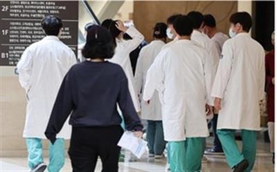 कोरिया विश्वविद्यालय के अस्पतालों के वरिष्ठ डॉक्टर मरीजों का इलाज कम करने की तैयारी में