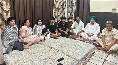 MD Sukhwinder Singh Sekhon shares his grief with GM-cum-Resident Editor of 'Desh Sevak' Chetan Sharma's family on the death of his mother Nand Rani.