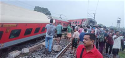 झारखंड में हावड़ा-सीएसएमटी एक्सप्रेस ट्रेन पटरी से उतरी, दो की मौत