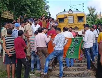 Bengal Bandh: BJP's 12-hour protest evokes massive response, trains stopped, shops shut