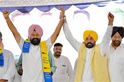 Massive jolt to Akali Dal! Sukhbir Badal's close leader Dimpy Dhillon joins AAP