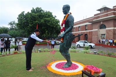 National Sports Day: Mansukh Mandaviya pays floral tribute to Major Dhyan Chand