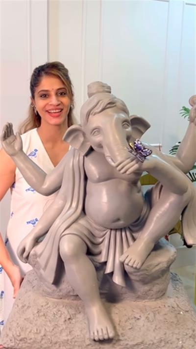 ‘Guddan’ fame actress Shweta Mahadik sculpts adorable Ganpati statue at home