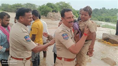 तेलंगाना में बाढ़ में फंसे नौ चेंचू आदिवासियों को बचाया गया