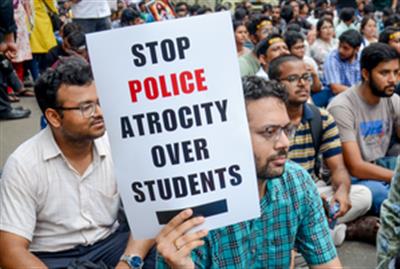 Under pressure, Kolkata Police lift barricades to allow junior doctors to march ahead