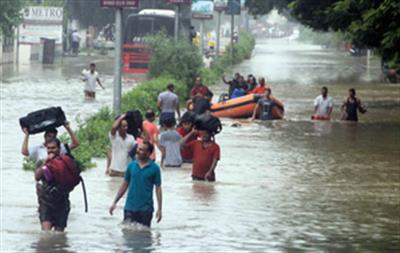 गुजरात के नडियाद में भारी बारिश, निचले इलाकों में पानी भर गया