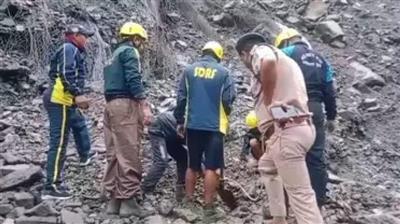 A stone fell from a mountain on pedestrians in Kedarnath, 5 died