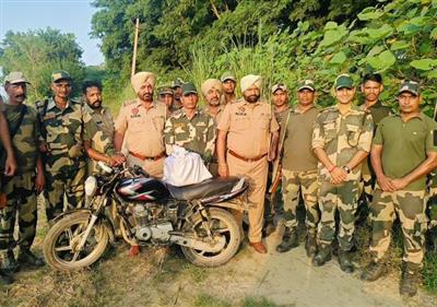 Punjab: BSF, Punjab Police foil smuggling attempt; seize 2.8 kg heroin near border