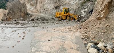 Continuous heavy showers cause landslides in northern Bengal