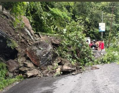 Fresh landslides in hills of north Bengal, traffic out of gear on NH 10