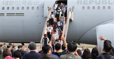 Military jet carrying 96 South Koreans arrives home from Lebanon amid escalating tensions