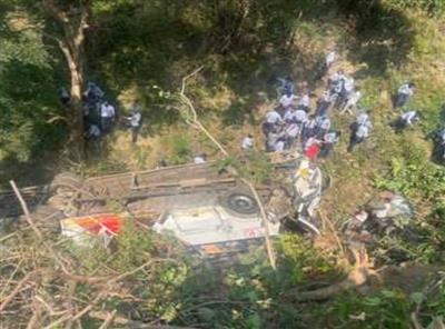 A bus full of children met with an accident near Tikkar Tal, Many children injured