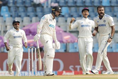 3rd Test: New Zealand reach 26/1 at tea after bowling out India for 263