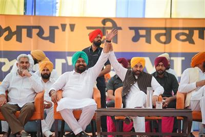 Bhagwant Mann campaigns for AAP candidate Gurdeep Randhawa in Dera Baba Nanak, holds a rally in Kalanaur