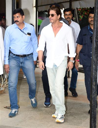 Mumbai Police team in C'garh to probe death threat to Shah Rukh Khan