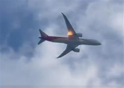 Boeing 787 turns back to Rome after engine fire