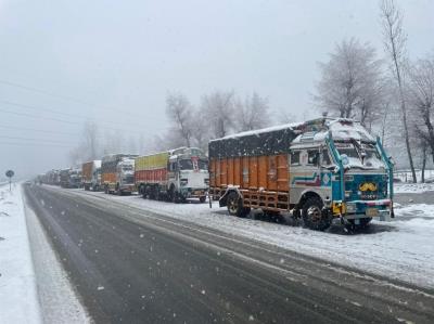 J&K: 20 civilian vehicles stuck on Razdan Pass rescued by BRO