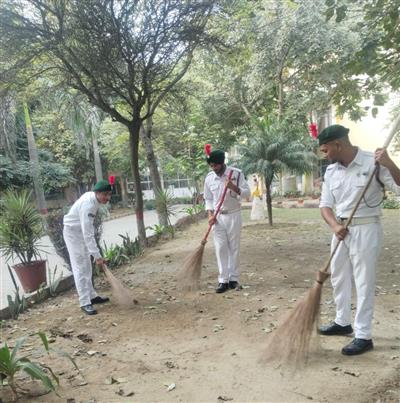 डीबीयू के एनसीसी कैडेटों ने वृद्धाश्रम का दौरा कर और स्वच्छता अभियान चलाकर एनसीसी दिवस मनाया