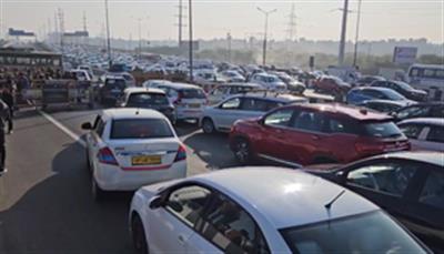 Massive traffic jam at Ghazipur border