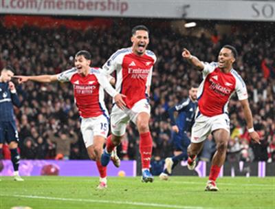 Premier League: Arsenal beat Man Utd to close gap on Liverpool