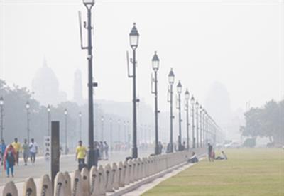 Dense fog grips Delhi amid 'very poor' air quality; trains, flights delayed