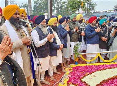 ਵਰ੍ਹਦੇ ਮੀਂਹ ਚ ਲੱਖਾਂ ਦੀ ਤਦਾਦ ਚ ਸੰਗਤ ਨੇ ਸ਼ਹੀਦੀ ਸਭਾ ਦੇ ਅਖੀਰਲੇ ਦਿਨ ਛੋਟੇ ਸਾਹਿਬਜ਼ਾਦਿਆਂ ਅਤੇ ਮਾਤਾ ਗੁਜਰ ਕੌਰ ਜੀ ਨੂੰ ਸ਼ਰਧਾ ਦੇ ਫ਼ੁੱਲ ਭੇਂਟ ਕੀਤੇ 