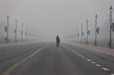 Dense fog grips Delhi-NCR; IMD predicts light rain, temperature drop