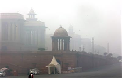 Delhi's air quality remains 'poor' amid cold wave; IMD predicts isolated rainfall