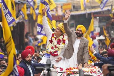 Chief Minister Bhagwant Mann Leads a Grand Roadshow in Delhi's Gandhi Nagar Assembly, Drawing a Massive Crowd