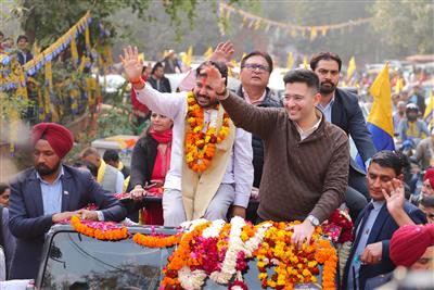 Massive public welcome for MP Raghav Chadha during his roadshow in Rajendra Nagar, chants of ‘Kejriwal will return’ echo in the streets.