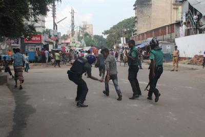 Bangladesh: Thousands of workers block highway amid factory closure, non-payment of dues